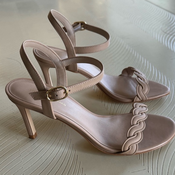 Stuart Weitzman Dancer Twistier Leather Sandal, Color Golden Beige, Size 7. - Picture 5 of 10